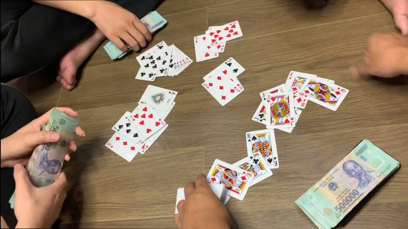 Chơi Phỏm Có Khó Không? Góc Nhìn Từ Người Chơi Lâu Năm 4 Luật và quy trình từng vòng của game bài phỏm